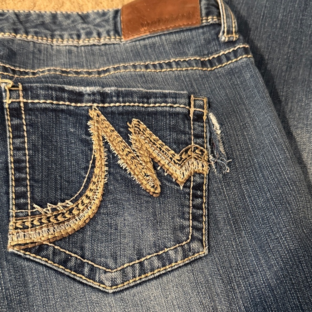 Stylish Blue Jeans with Embroidered Pocket ***HAS RIP BESIDE BACK POCKET**